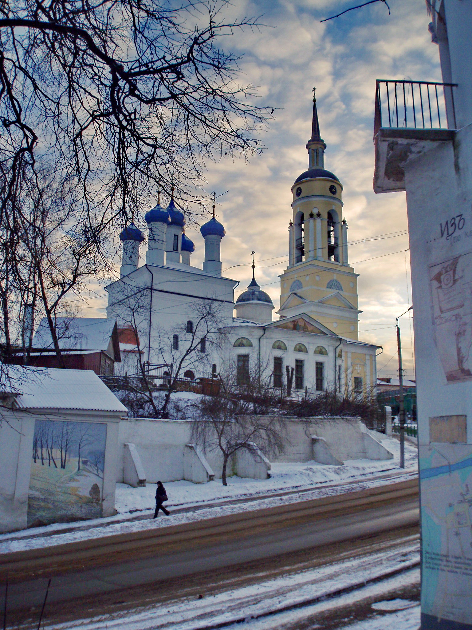 Зимний вид собора со стороны городской улицы. Фото: Sergey Lemtal, CC BY-SA 3.0. — Благовещенский собор в Боровске