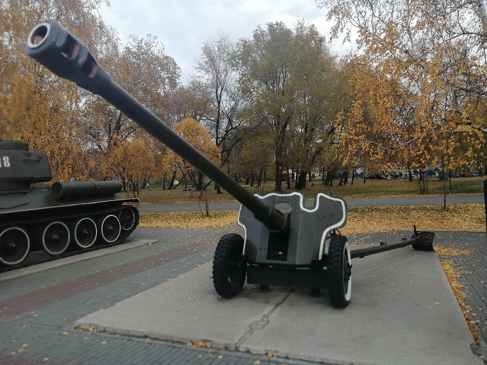 Артиллерийское орудие Д-44 в Саду Победы. Фото: Апатинаити, CC BY-SA 3.0. — Музей военной техники в Саду Победы