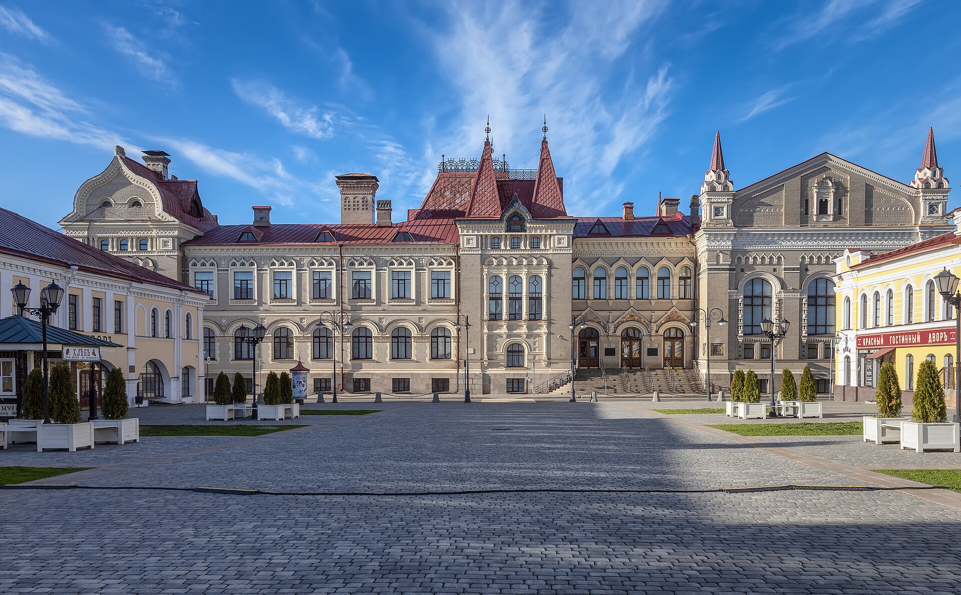 Парадный фасад Новой хлебной биржи. Фото: Елена Нечипоренко, CC BY-SA 4.0. — Рыбинский музей-заповедник — Новая хлебная биржа