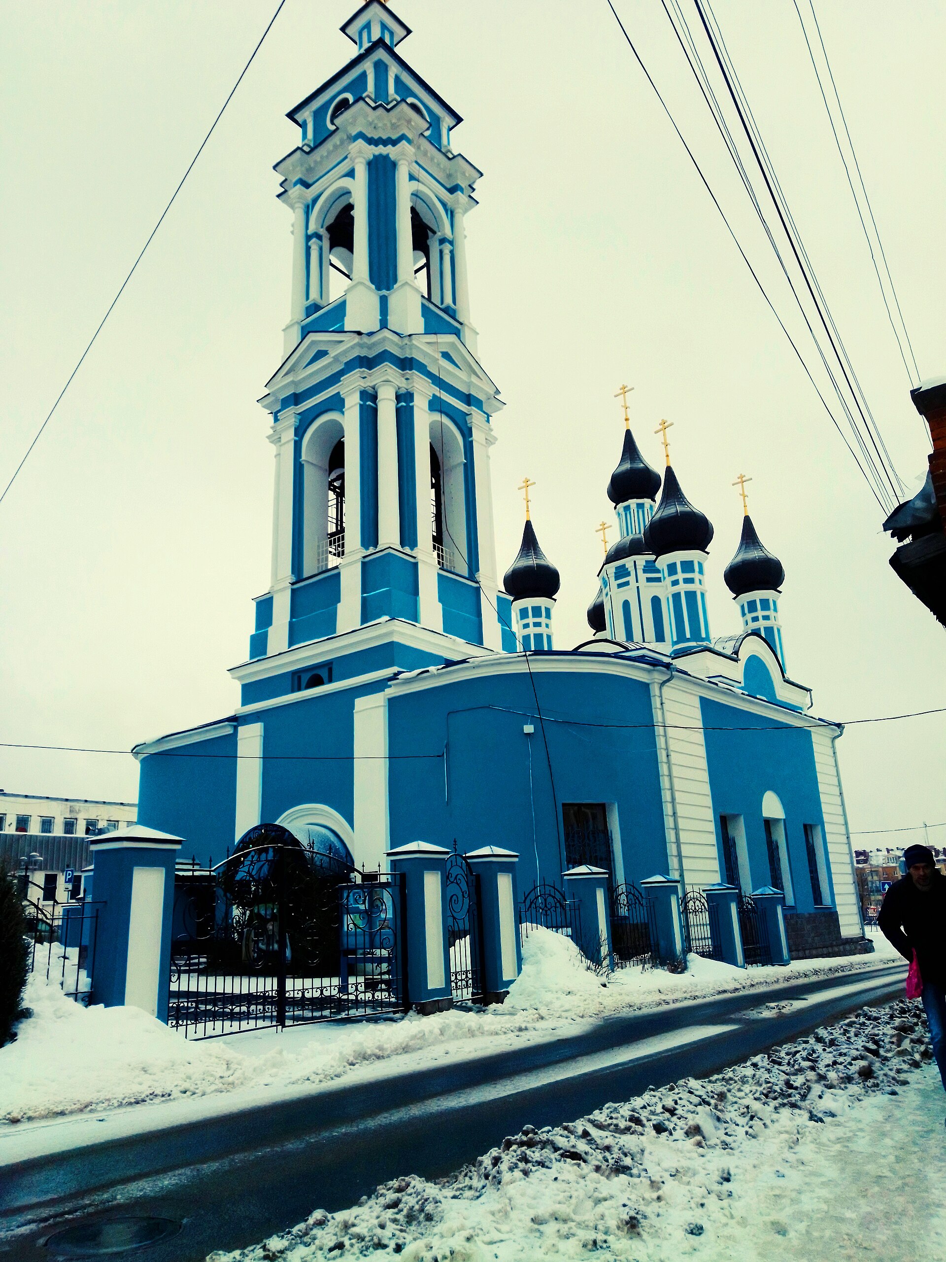 Зимний вид церкви со стороны входа. Фото: Sudzuki Erina, CC BY-SA 4.0. — Церковь Успения Пресвятой Богородицы в Калуге