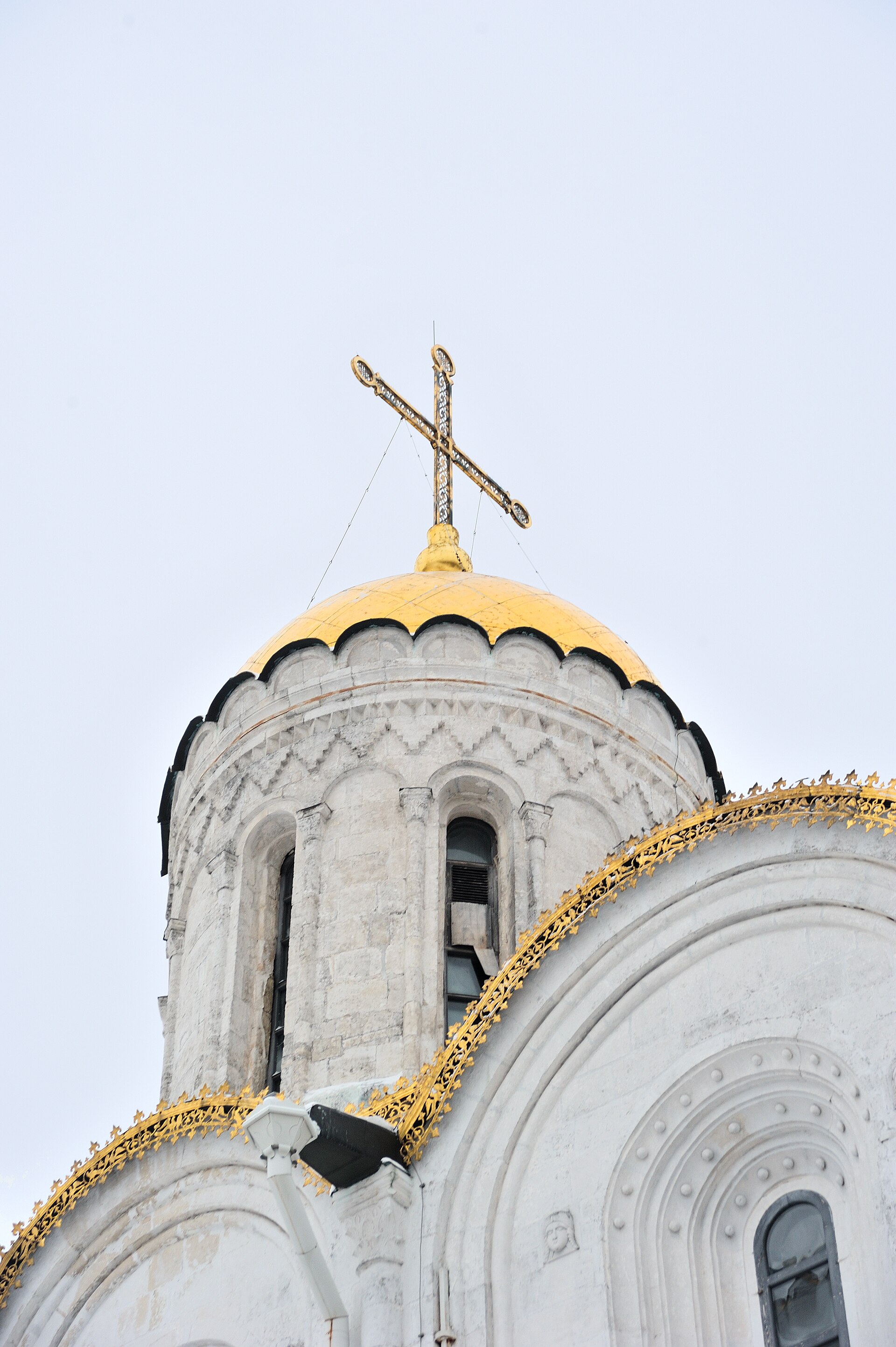 Глава и белокаменные детали собора. Фото: Vsatinet, CC BY-SA 4.0. — Успенский собор во Владимире