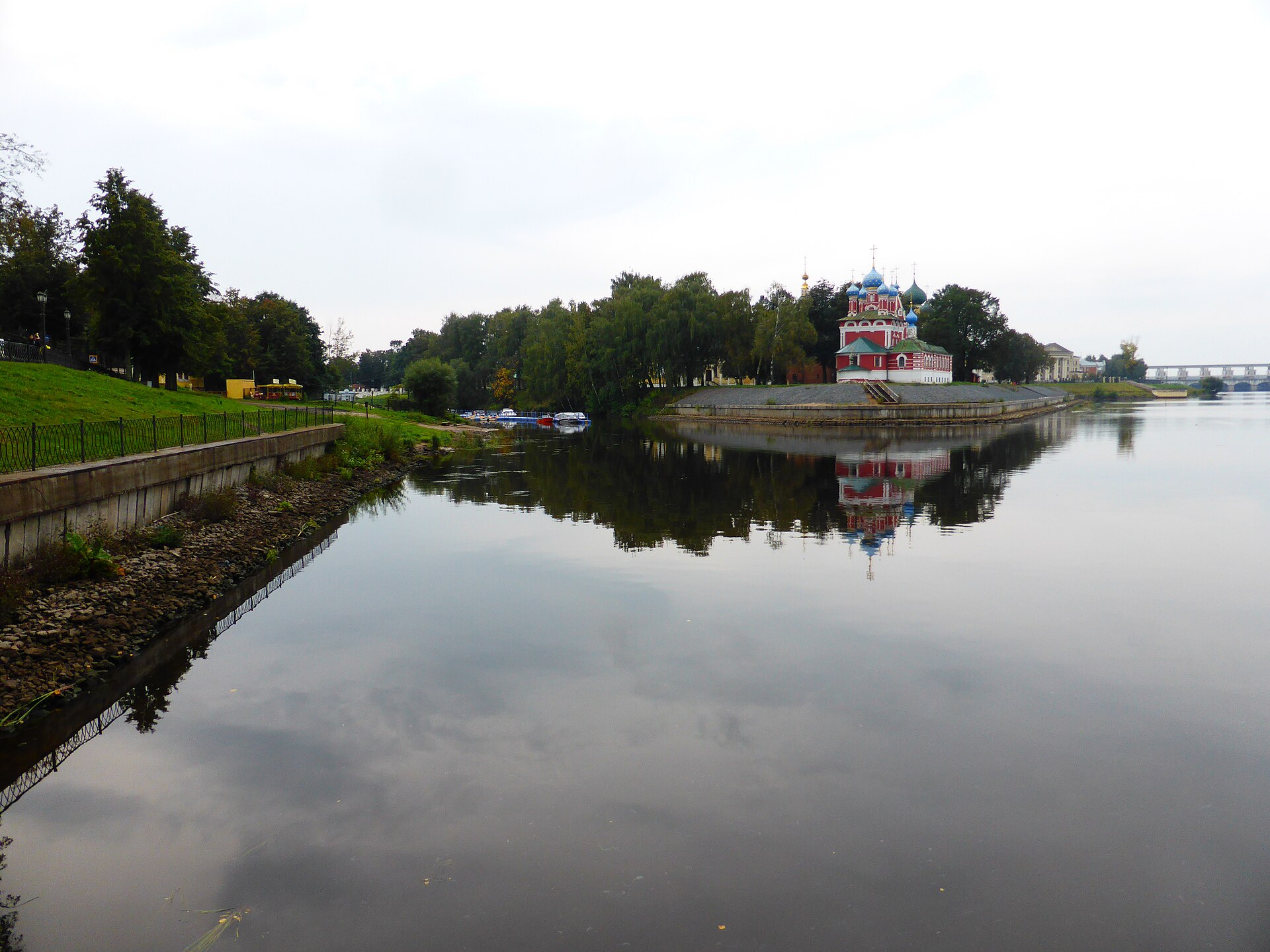 Кремлёвская набережная и церковь Димитрия на Крови. Фото: Kemal KOZBAEV, CC BY-SA 4.0. — Угличский историко-архитектурный и художественный музей