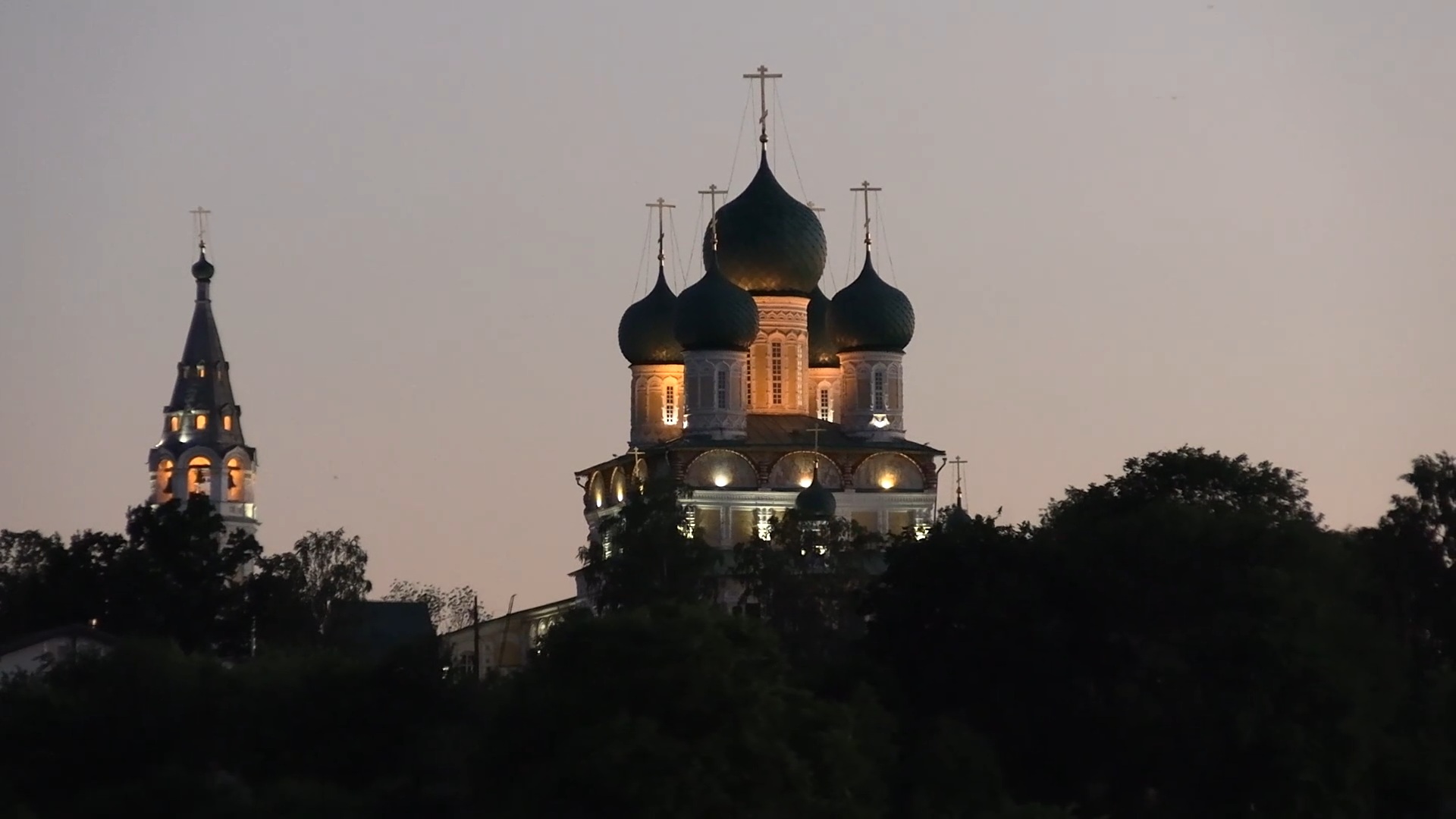 Вечерний вид собора с Волги. Фото: Sergey A. Demidov, CC BY 4.0. — Воскресенский собор в Тутаеве