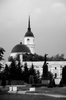 Чёрно-белый вид собора в городской среде. Фото: Анна Трудолюбова, CC BY 2.0.